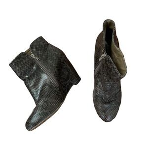 Penningtons Hidden Wedge Heel Ankle Boots Size 8 Brown Snakeskin Penn Shoes